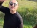 VIDEO: Conductor burlón mata a un perrito y se baja a patear el cadáver