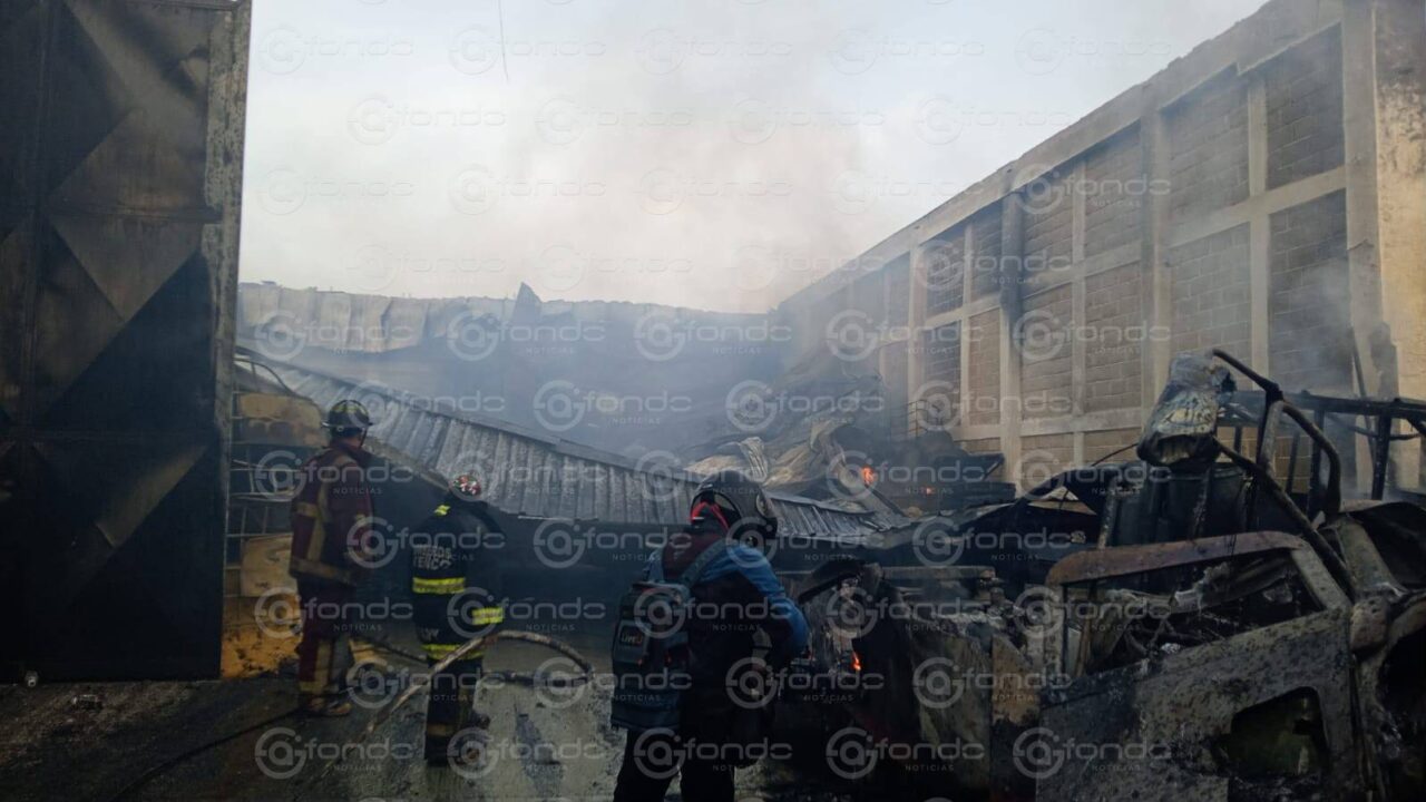 VIDEO: Desalojan a varias familias por fuerte incendio en una bodega de aceites