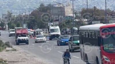 URGENTE: Hombre intenta cruzar la carretera y muere arrollado junto a un puente peatonal