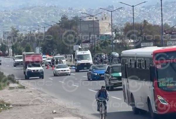 URGENTE: Hombre intenta cruzar la carretera y muere arrollado junto a un puente peatonal