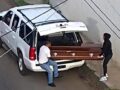 VIDEO: Llevan féretro con un cuerpo embalsamado y lo abandonan junto al aeropuerto