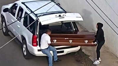 VIDEO: Llevan féretro con un cuerpo embalsamado y lo abandonan junto al aeropuerto