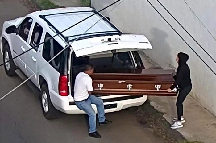 VIDEO: Llevan féretro con un cuerpo embalsamado y lo abandonan junto al aeropuerto