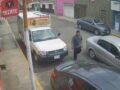 VIDEO: Desconocidos en auto se llevan por la fuerza a un repartidor de Barcel