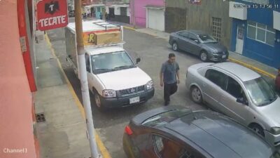 VIDEO: Desconocidos en auto se llevan por la fuerza a un repartidor de Barcel
