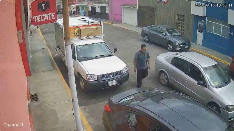 VIDEO: Desconocidos en auto se llevan por la fuerza a un repartidor de Barcel