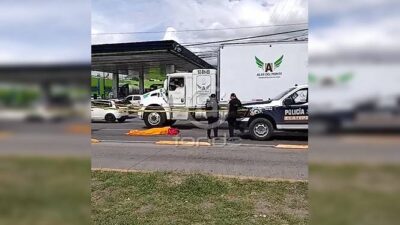 URGENTE: Mujer en moto muere bajo un vehículo de carga frente al Mexibús
