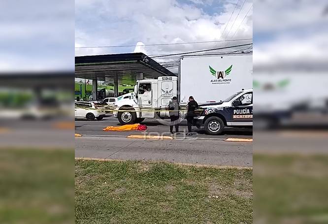 URGENTE: Mujer en moto muere bajo un vehículo de carga frente al Mexibús
