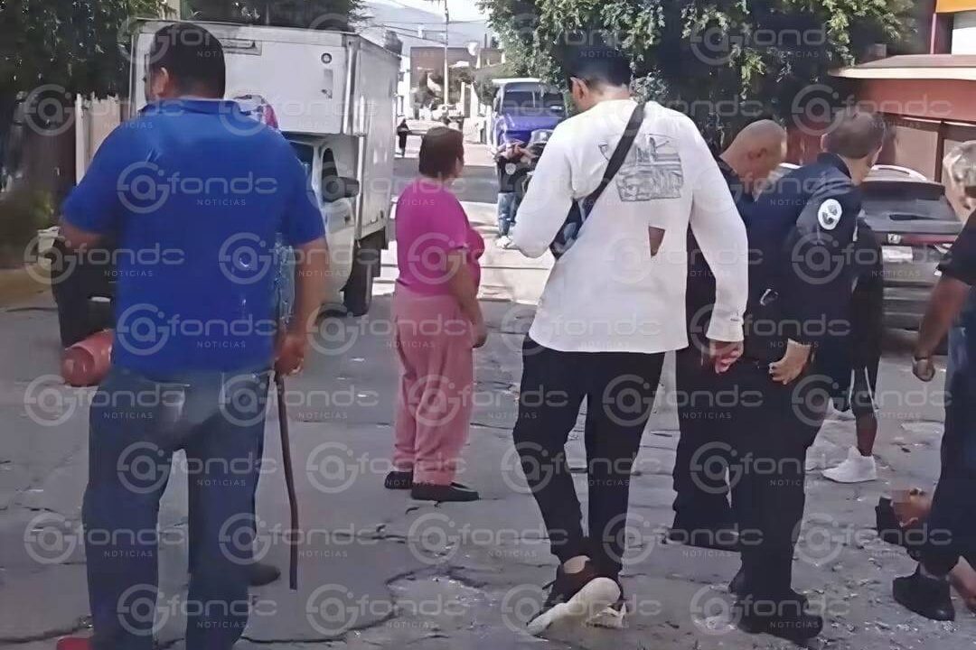 VIDEO: Vecinos hartos de la rata los someten, golpean y entregan a policías