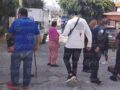 VIDEO: Vecinos hartos de la rata los someten, golpean y entregan a policías
