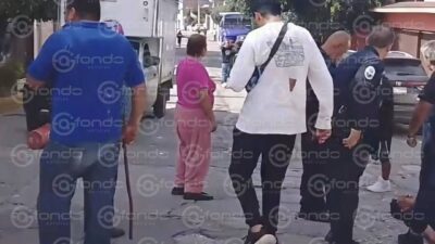 VIDEO: Vecinos hartos de la rata los someten, golpean y entregan a policías