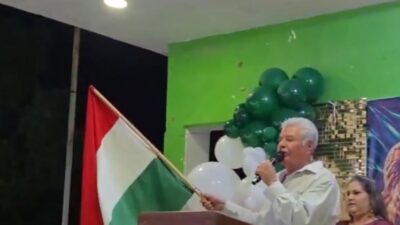 VIDEO: Alcalde morenista da el grito con una bandera… ¿de Hungría?