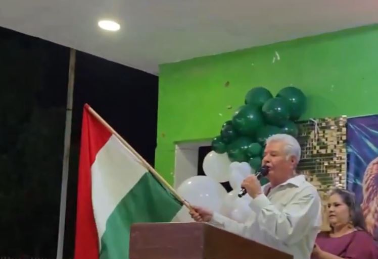 VIDEO: Alcalde morenista da el grito con una bandera… ¿de Hungría?