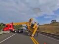 VIDEO: Grúa rescataba a un tráiler accidentado en la autopista y termina aplastándolo