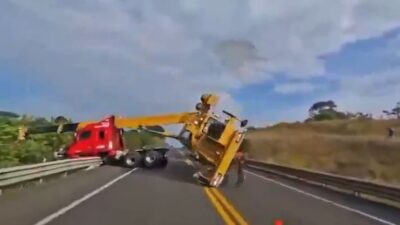 VIDEO: Grúa rescataba a un tráiler accidentado en la autopista y termina aplastándolo