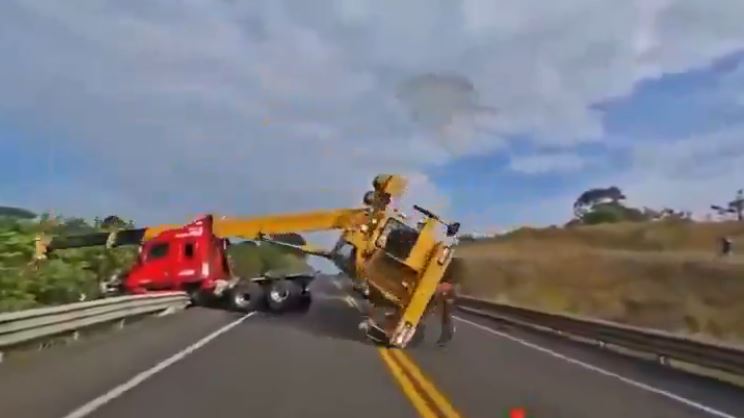 VIDEO: Grúa rescataba a un tráiler accidentado en la autopista y termina aplastándolo