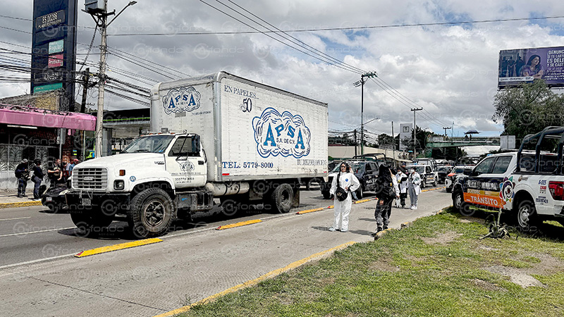 TRAGEDIA. Motociclista muere arrastrado por un camión de carga; un amigo llegó a reconocerlo
