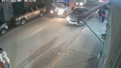 VIDEO: Joven conductor baja a revisar una falla y es arrollado por su camioneta