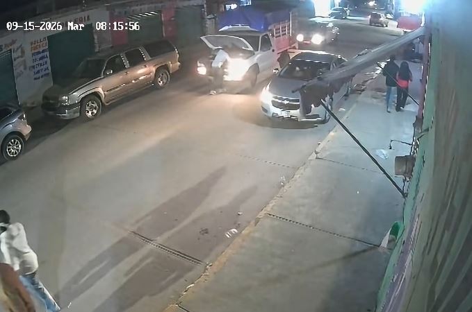 VIDEO: Joven conductor baja a revisar una falla y es arrollado por su camioneta