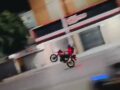 VIDEO: Joven biker subió a una menor para hacer ‘caballitos’, pero ellos terminaron volando