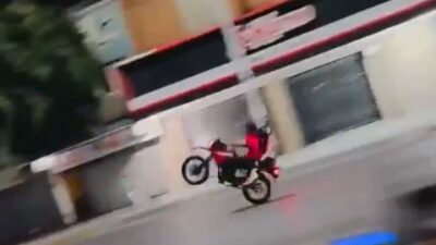 VIDEO: Joven biker subió a una menor para hacer ‘caballitos’, pero ellos terminaron volando