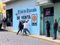 VIDEO: Policía roba el celular a un mototaxista y se agarran a golpes