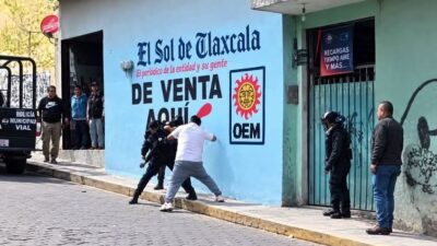 VIDEO: Policía roba el celular a un mototaxista y se agarran a golpes