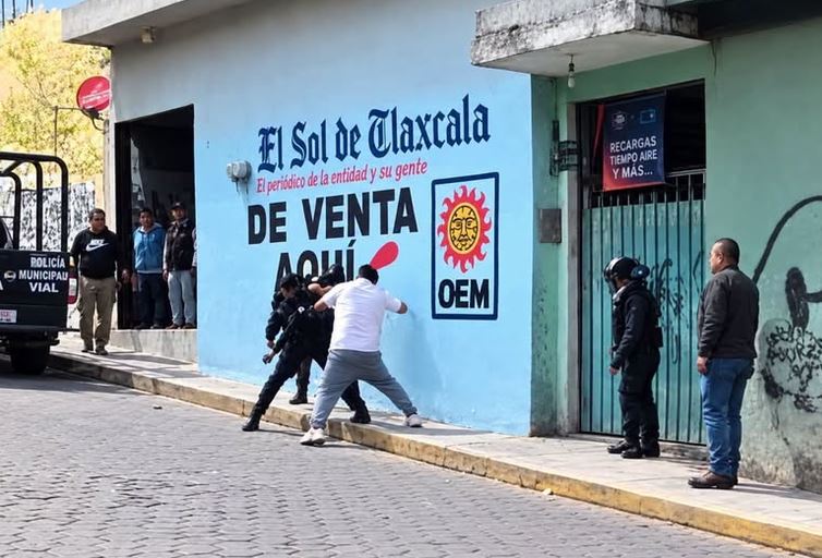VIDEO: Policía roba el celular a un mototaxista y se agarran a golpes