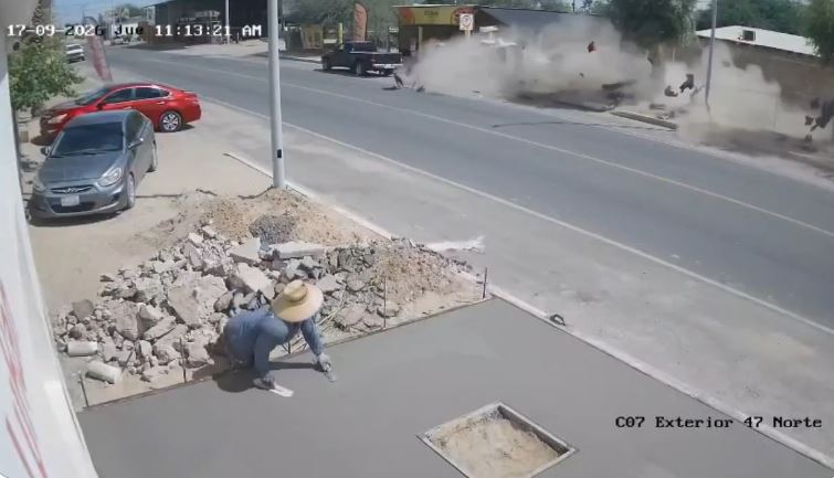 VIDEO: Conductor fuera de control se mata contra un poste y un árbol