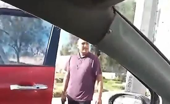 VIDEO. Jefe de policía sin uniforme y armado amenaza a vecinos en Edomex