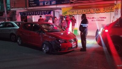 VIDEO: Conductor fuera de control se estrella contra autos estacionados
