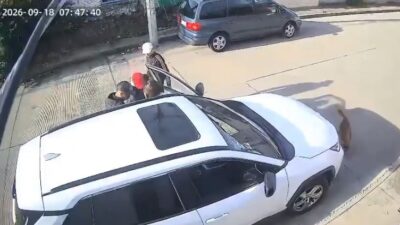 VIDEO: Tres encapuchados armados le quitan su camioneta a una señora