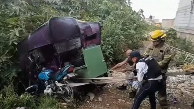 VIDEO: Mototaxista borracho cae con todo y pasajero a un canal de aguas negras