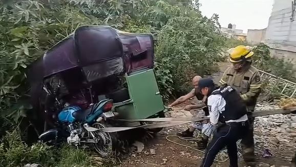 VIDEO: Mototaxista borracho cae con todo y pasajero a un canal de aguas negras