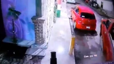 VIDEO: Criminal se tarda segundos en abrir, encender y robar una camioneta