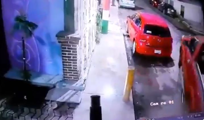 VIDEO: Criminal se tarda segundos en abrir, encender y robar una camioneta