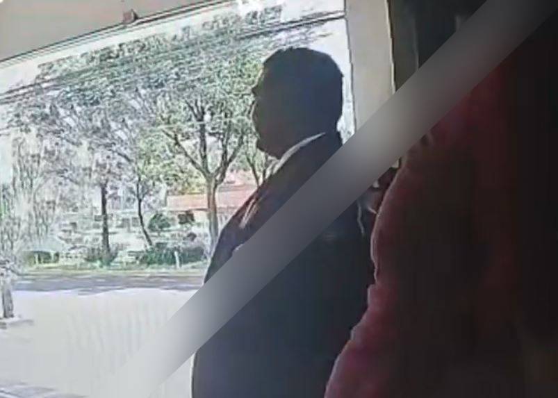 VIDEO: Asaltante apuñala a guardia de edificio porque no lo dejó pasar