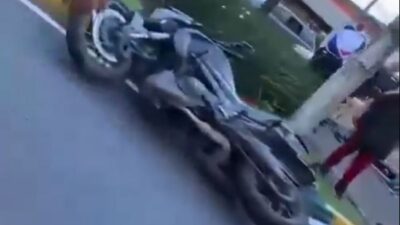 VIDEO: ‘¡No, mi amor!’; mujer grita desesperada junto a un motero caído