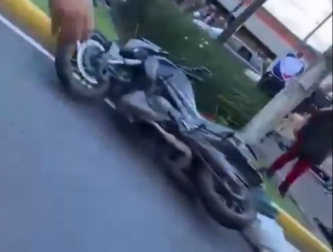 VIDEO: ‘¡No, mi amor!’; mujer grita desesperada junto a un motero caído