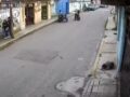 VIDEO: Señor intenta perseguir a ratero en moto que le arrebató el celular