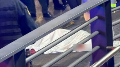TRAGEDIA: Mujer corre para cruzar la avenida y muere arrollada por el Metrobús