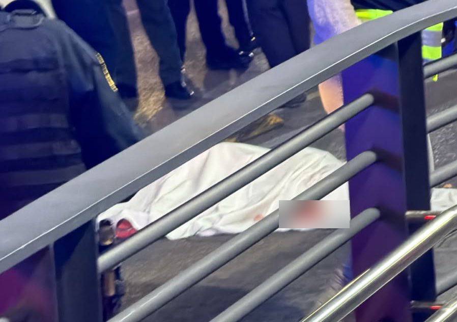 TRAGEDIA: Mujer corre para cruzar la avenida y muere arrollada por el Metrobús