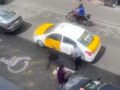 VIDEO: Taxista acosa a conductor de app, lo reta a golpes y termina con la nariz rota