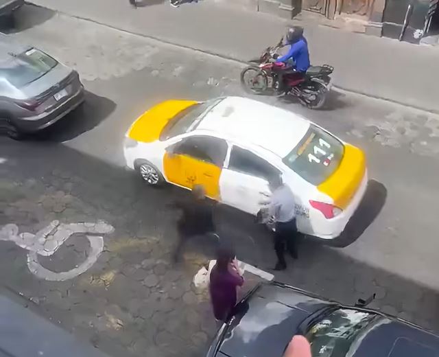 VIDEO: Taxista acosa a conductor de app, lo reta a golpes y termina con la nariz rota