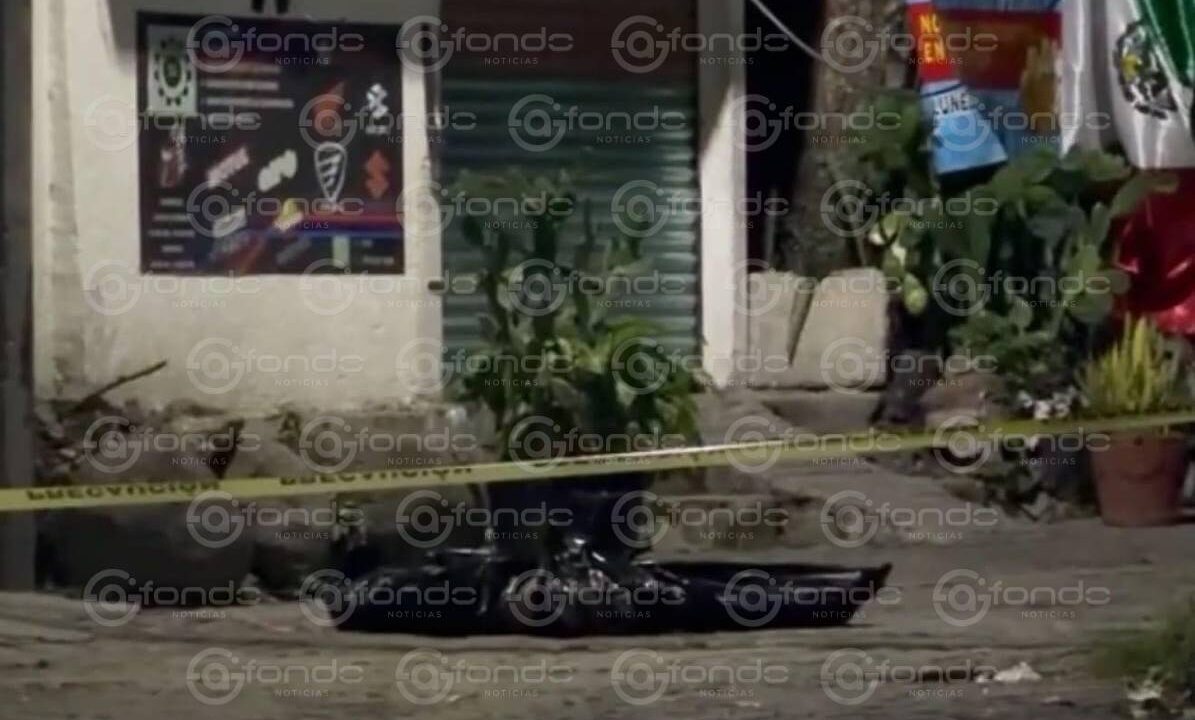 VIDEO. Desconocidos en un auto arrojan cuerpo embolsado a media calle