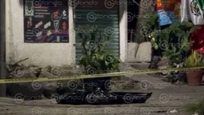 VIDEO. Desconocidos en un auto arrojan cuerpo embolsado a media calle