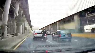 VIDEO. Motociclista se estrella en la parte trasera de un automóvil y exige que le paguen los daños