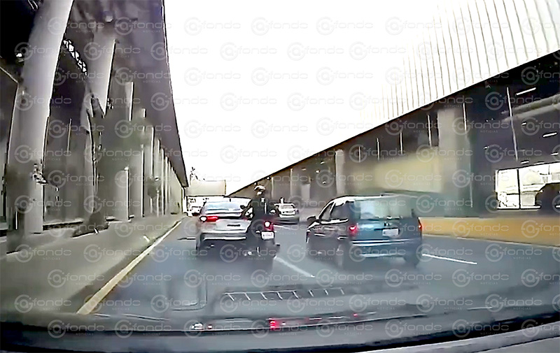 VIDEO. Motociclista se estrella en la parte trasera de un automóvil y exige que le paguen los daños