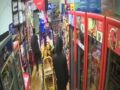VIDEO: Asaltantes amenazan a empleada de tienda para llevarse billetes de 20