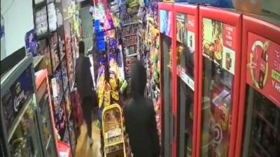 VIDEO: Asaltantes amenazan a empleada de tienda para llevarse billetes de 20